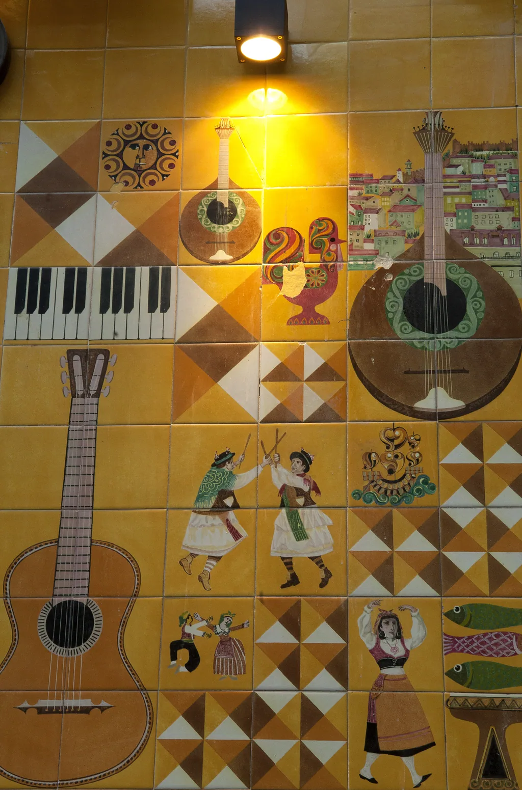 Painel de azulejos da fachada com guitarra portuguesa, bandolim e figuras populares