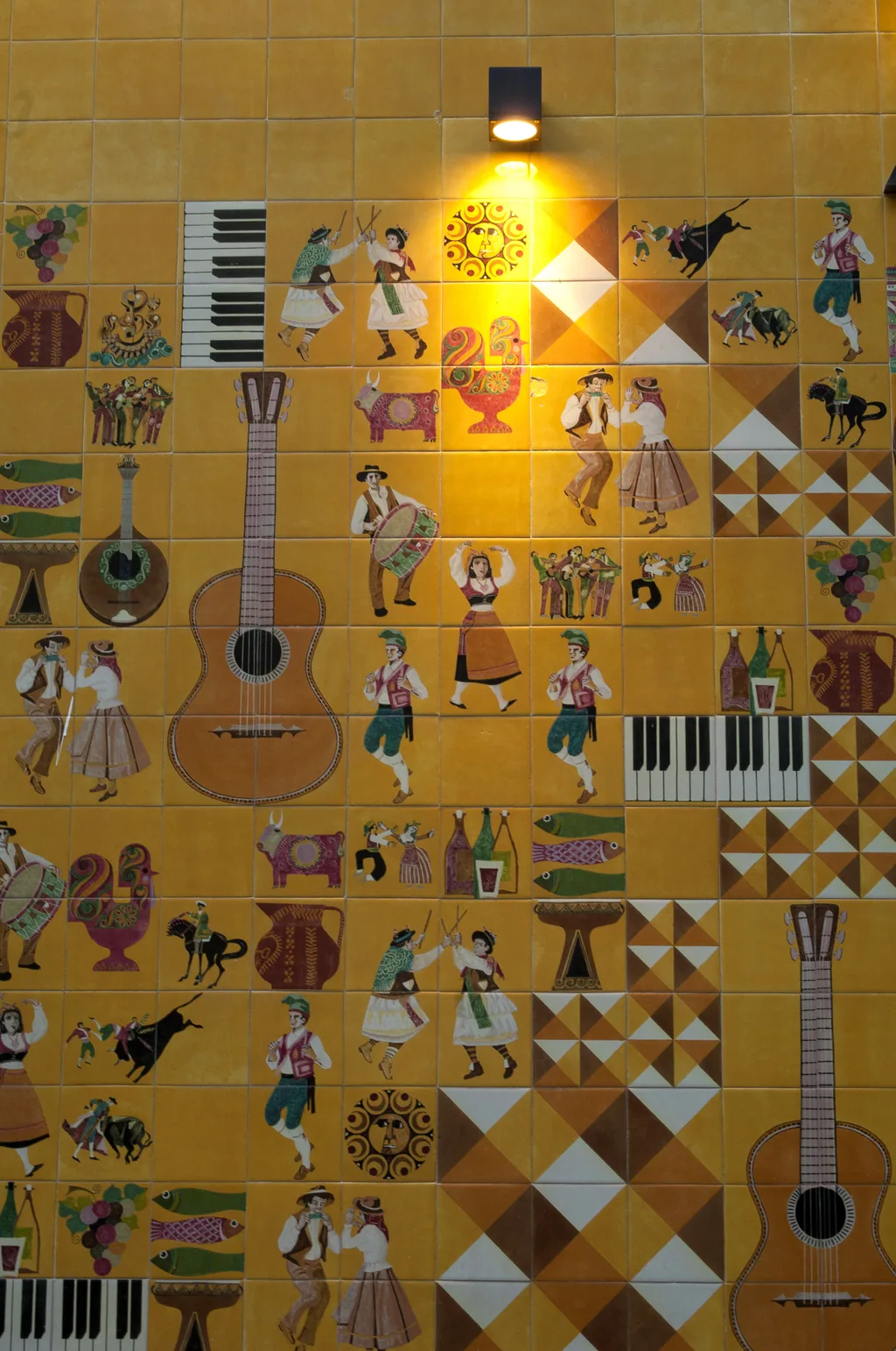 Azulejos amarelos da fachada com uma viola pintada em tamanho real