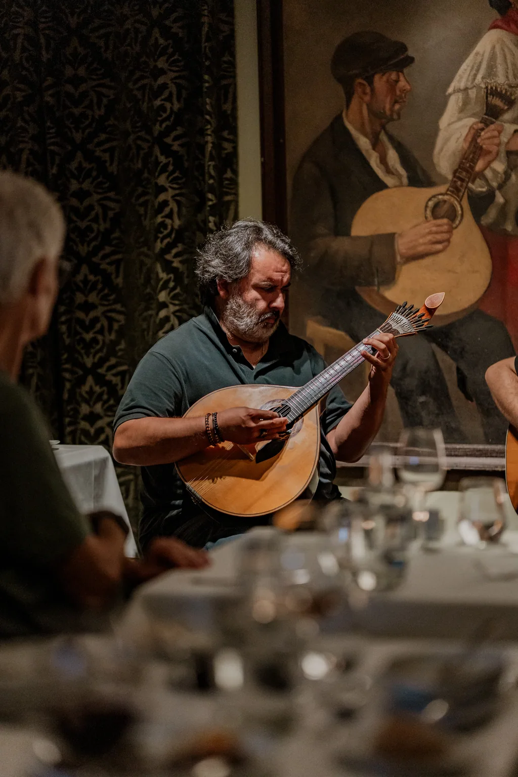 Tre musicisti suonano chitarra portoghese, viola e basso all'Adega Machado