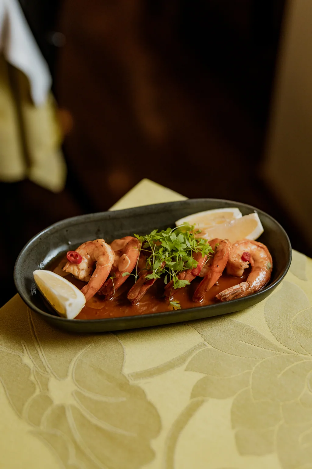 Hausgarnelen in Sauce mit Zitrone und Koriander