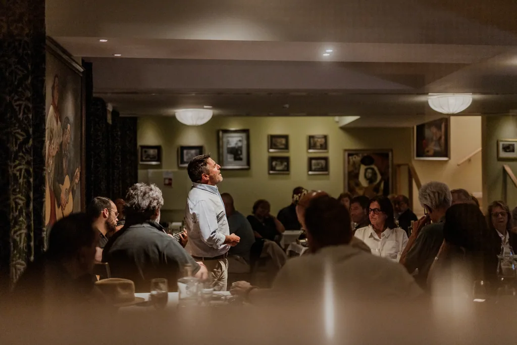 Fadista im Saal, mitten im Abend