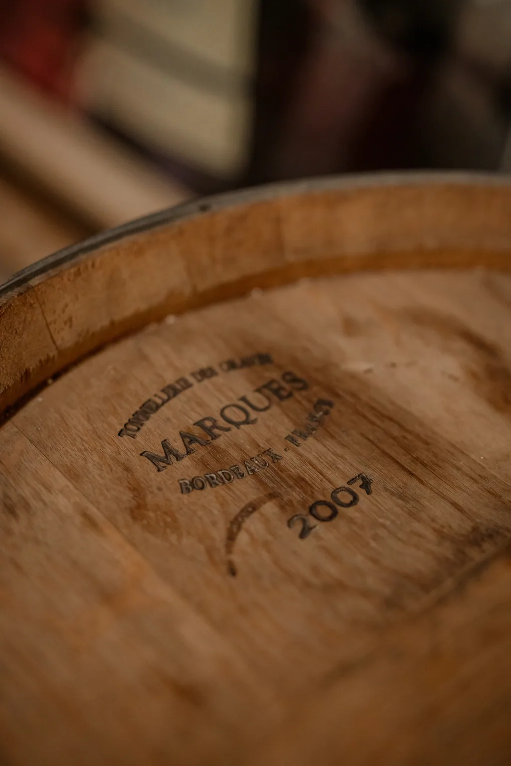 Topo de uma barrica de madeira marcada com o ano de 2007