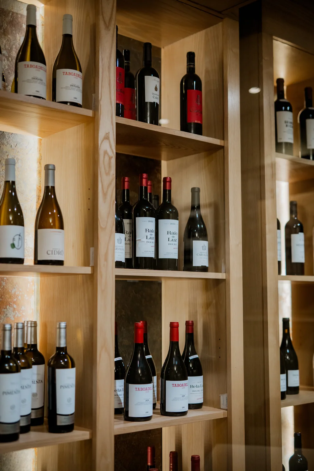 Garrafeira da casa com vinhos portugueses