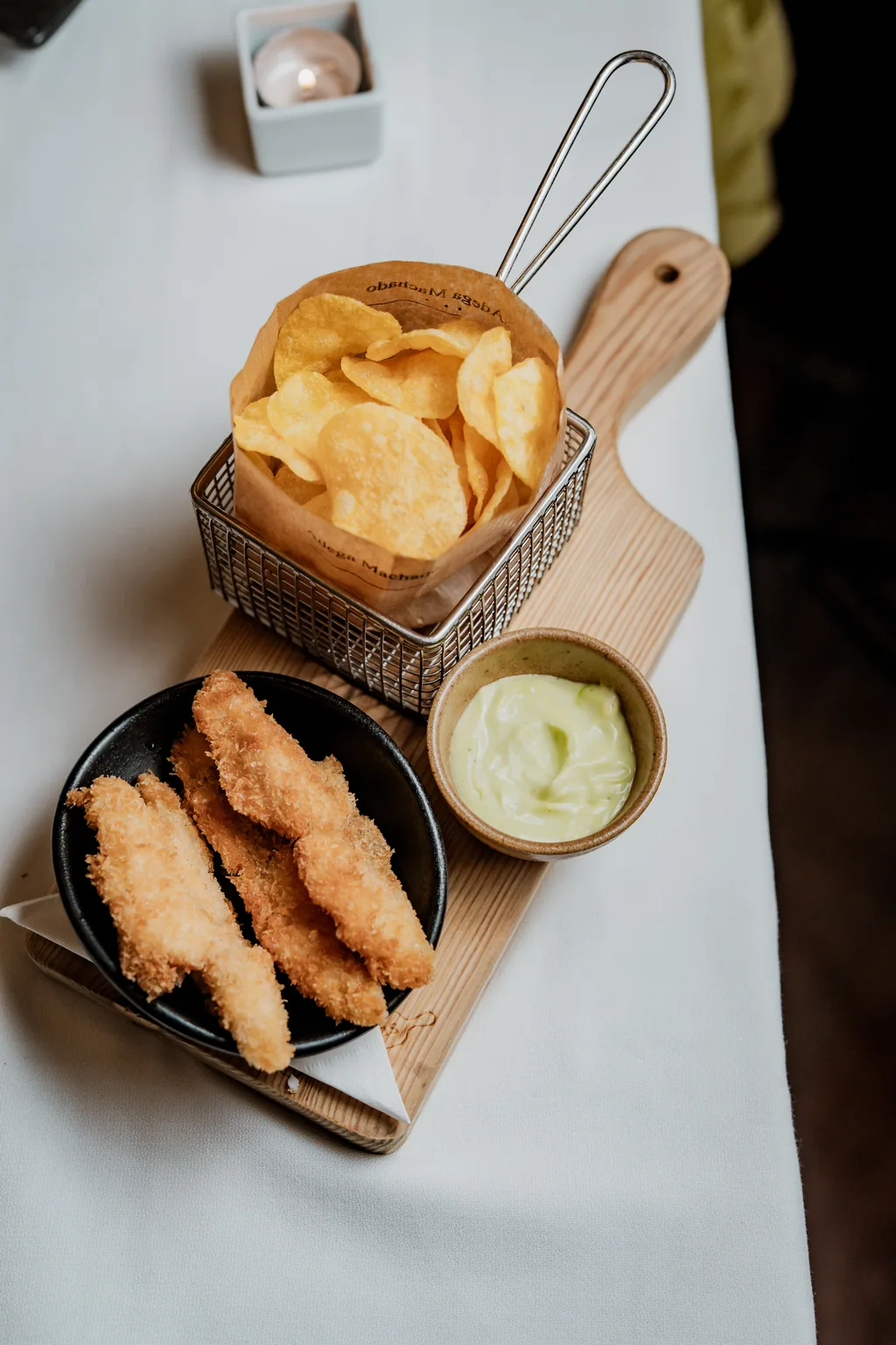 Peixinhos panados com batata frita em cestinho e maionese de ervas