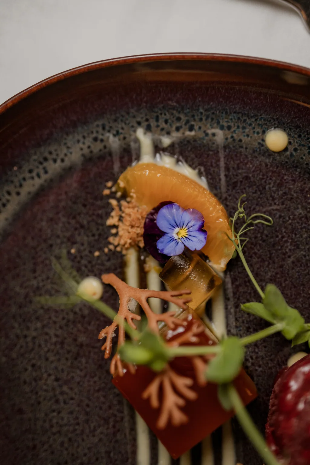 Pudim de Abade de Priscos com sorvete de beterraba, lemon curd e flor comestível