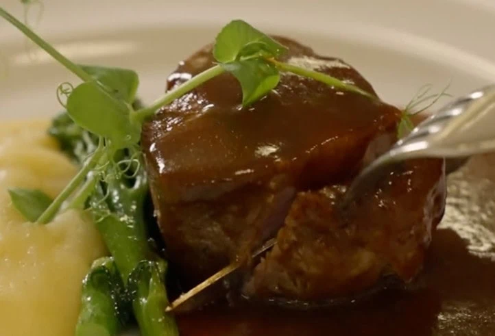 Prato tradicional português com molho servido na Adega Machado em Lisboa