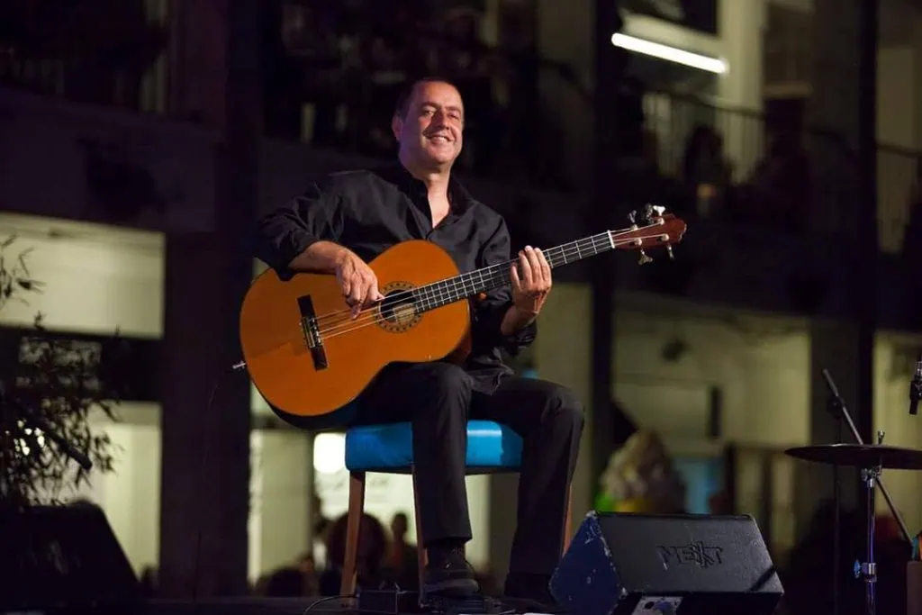 Daniel Pinto ao vivo na Adega Machado, casa de fado em Lisboa