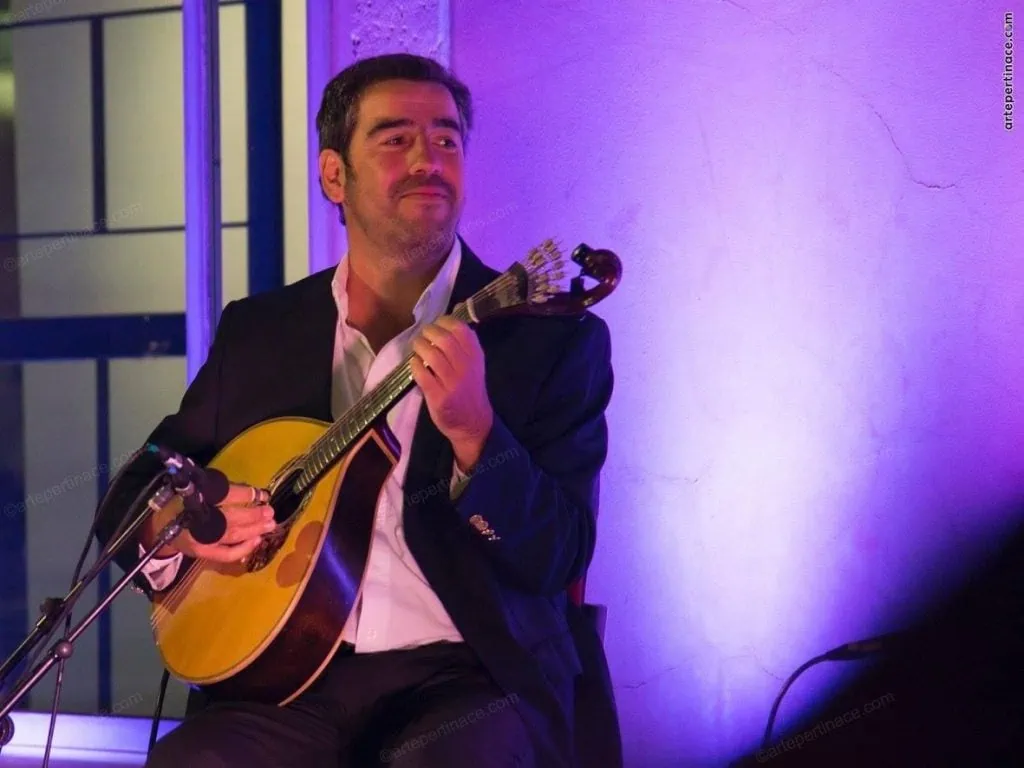 Dinis Lavos ao vivo na Adega Machado, casa de fado em Lisboa