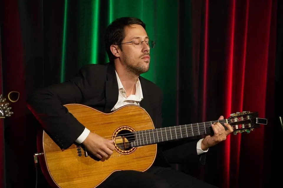 Nélson Aleixo ao vivo na Adega Machado, casa de fado em Lisboa