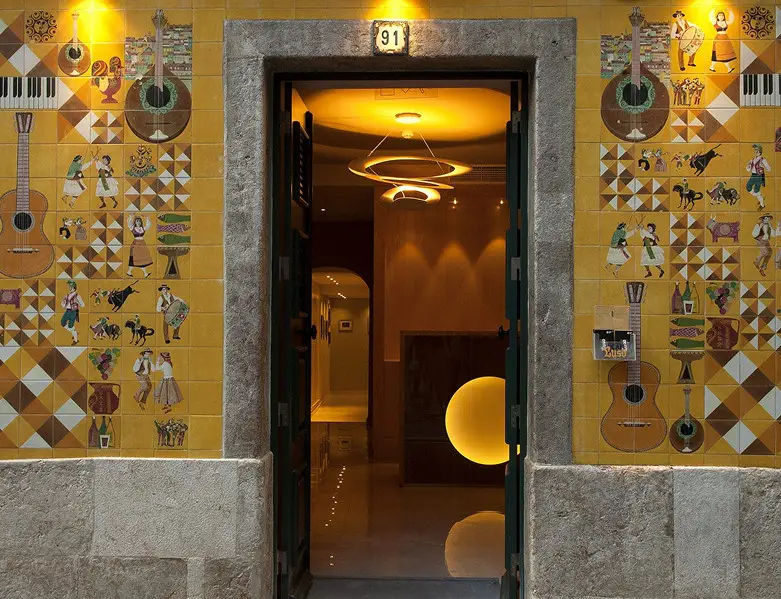 Entrada da Adega Machado no Bairro Alto, restaurante tradicional em Lisboa