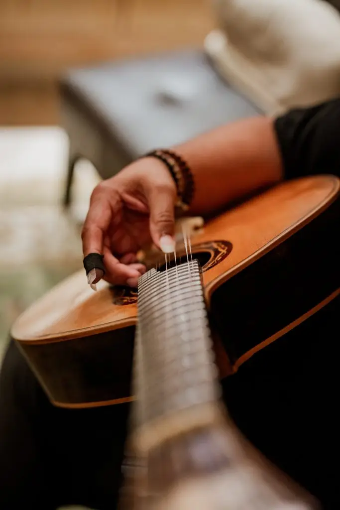 Detalhe do braço e cordas da guitarra portuguesa durante espectáculo de fado na Adega Machado, Lisboa