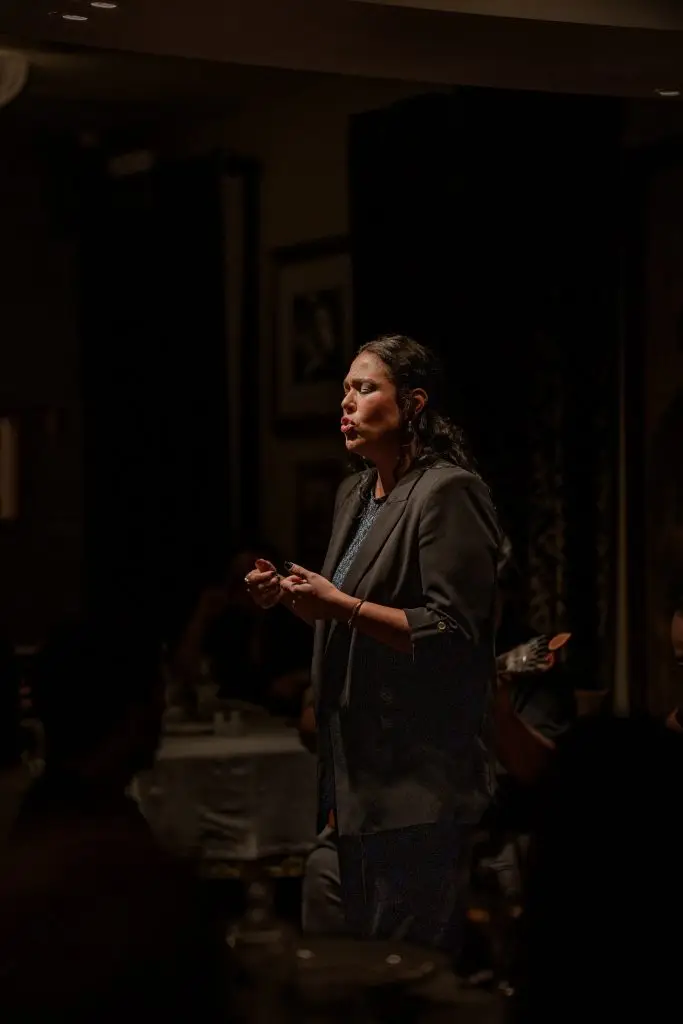 Fadista canta de pé em ambiente escuro durante espectáculo na Adega Machado, Lisboa