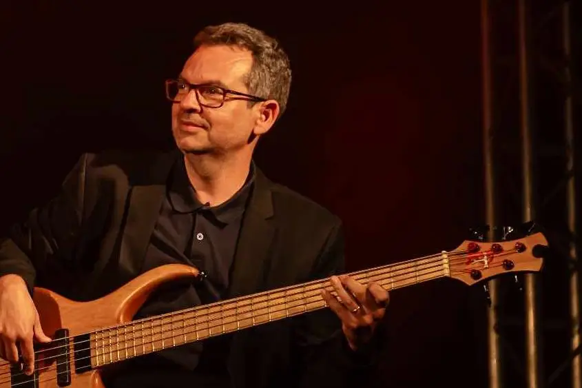 Carlos Menezes ao vivo na Adega Machado, casa de fado em Lisboa